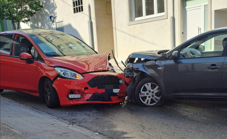 Herida una persona en una colisión frontal entre dos vehículos en la carretera de subida a Espiñeira, en Boiro