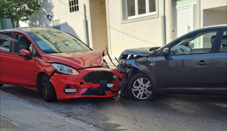 Herida una persona en una colisión frontal entre dos vehículos en la carretera de subida a Espiñeira, en Boiro