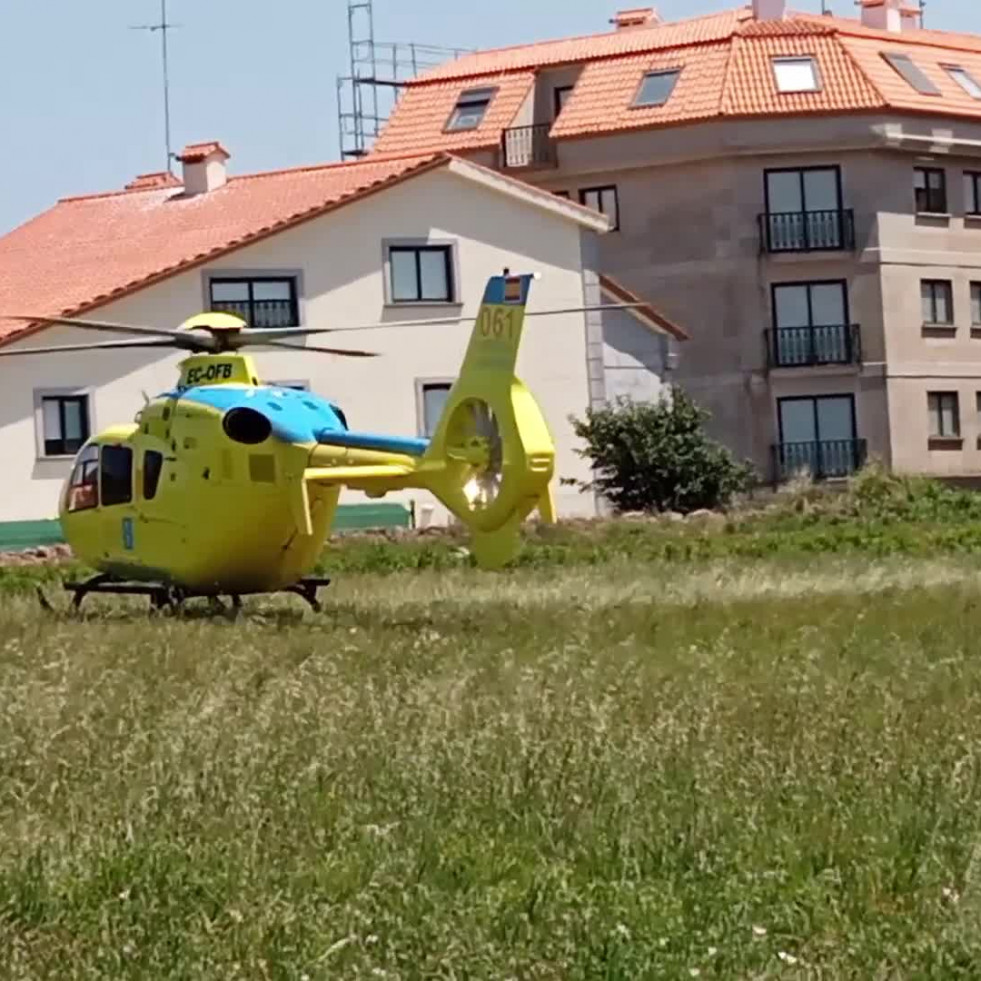 Trasladan en helicóptero del 061 al Clínico compostelano a un vecino de Ribeira al que lograron reanimar