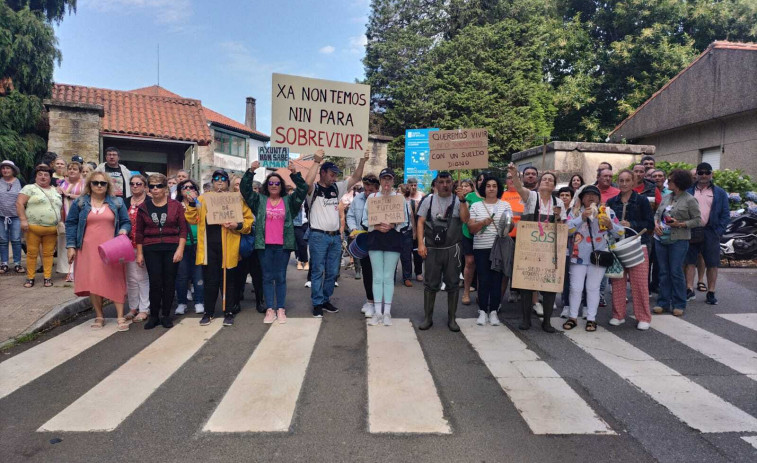 Las mariscadoras de O Grove exigen su derecho al paro en Santiago