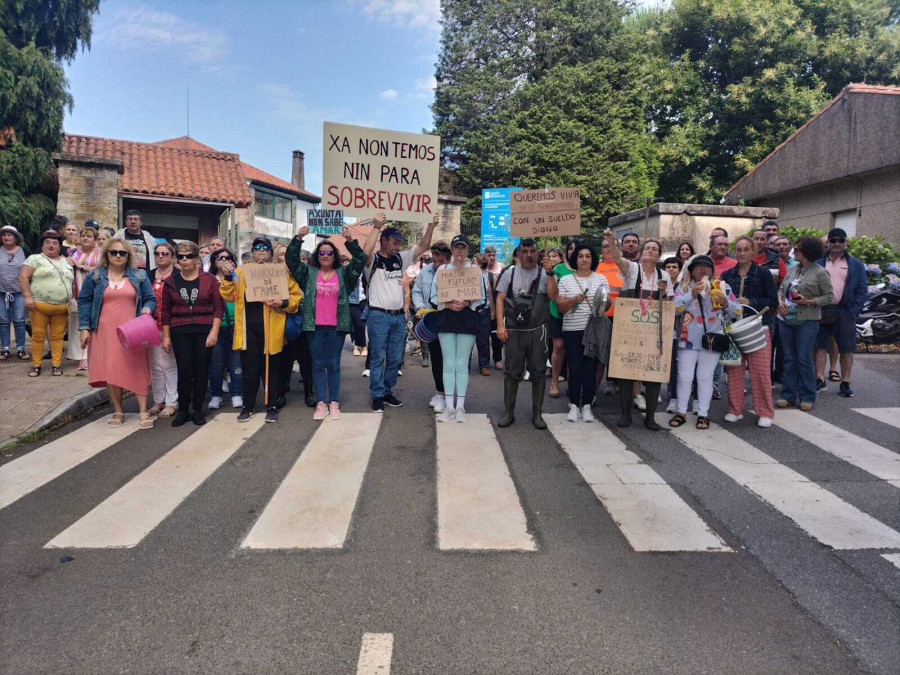 Las mariscadoras de O Grove exigen su derecho al paro en Santiago