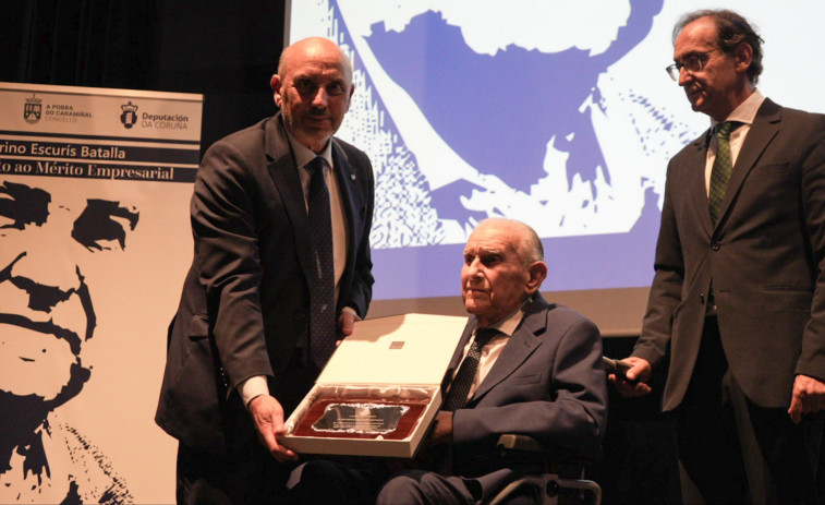 Un emocionado Severino Escurís recibe en A Pobra un homenaje al mérito empresarial y ciudadano