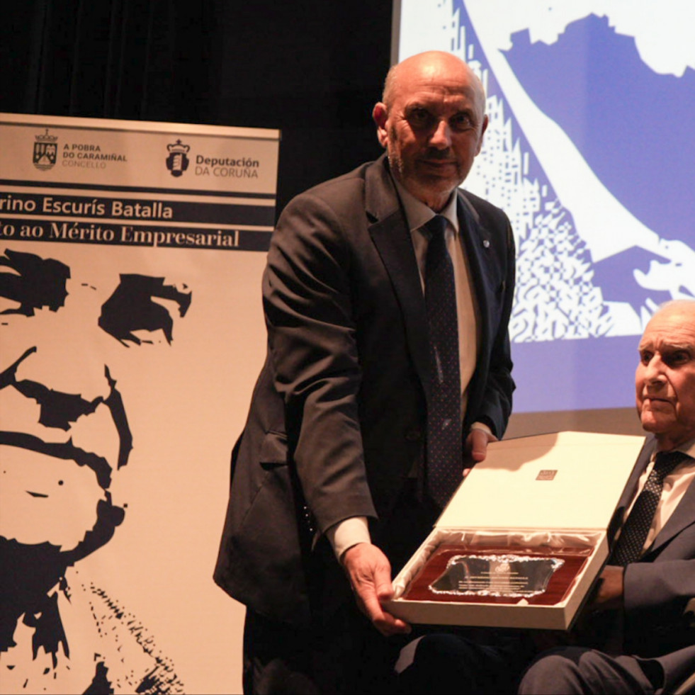 Un emocionado Severino Escurís recibe en A Pobra un homenaje al mérito empresarial y ciudadano
