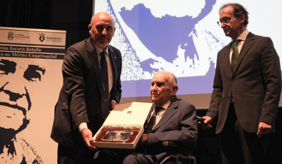 Un emocionado Severino Escurís recibe en A Pobra un homenaje al mérito empresarial y ciudadano