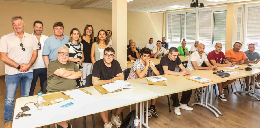 Una veintena de personas asiste al curso de marinero de puente en la Cofradía de Pescadores de Ribeira
