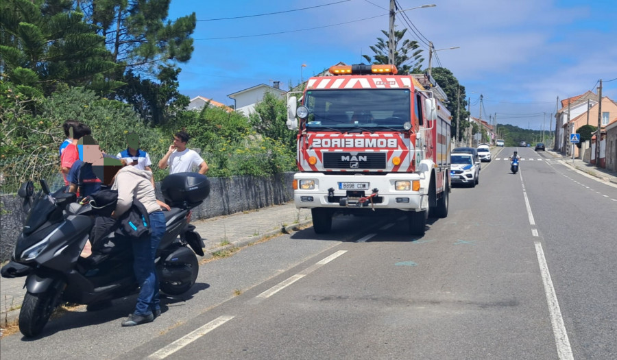 Trasladado en una ambulancia del 061 al Hospital do Barbanza un motorista herido en un accidente en Corrubedo