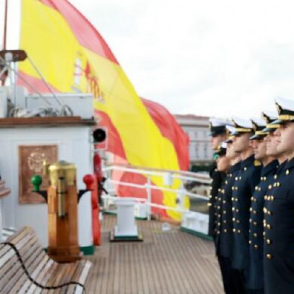 El 'Juan Sebastián Elcano', con la princesa a bordo, abandona Gijón y pone rumbo a Galicia