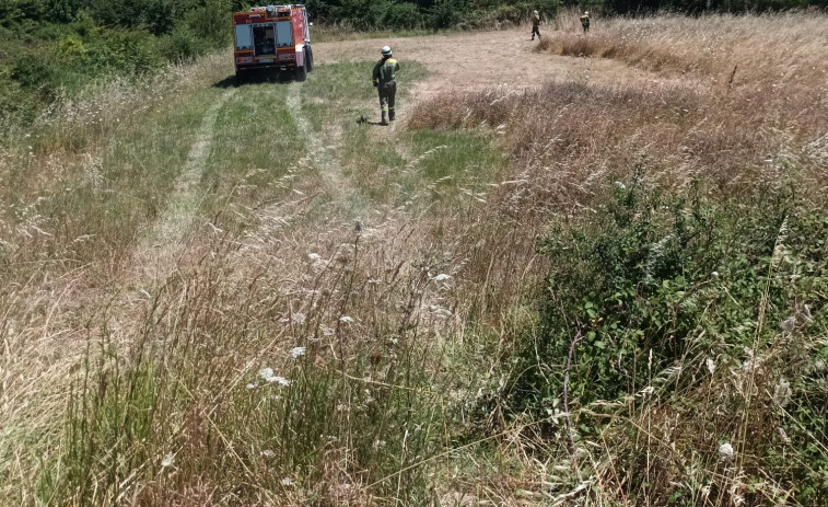 Un incendio en O Grove arrasa 5.000 metros cuadrados de monte y obliga a intervenir a un helicóptero
