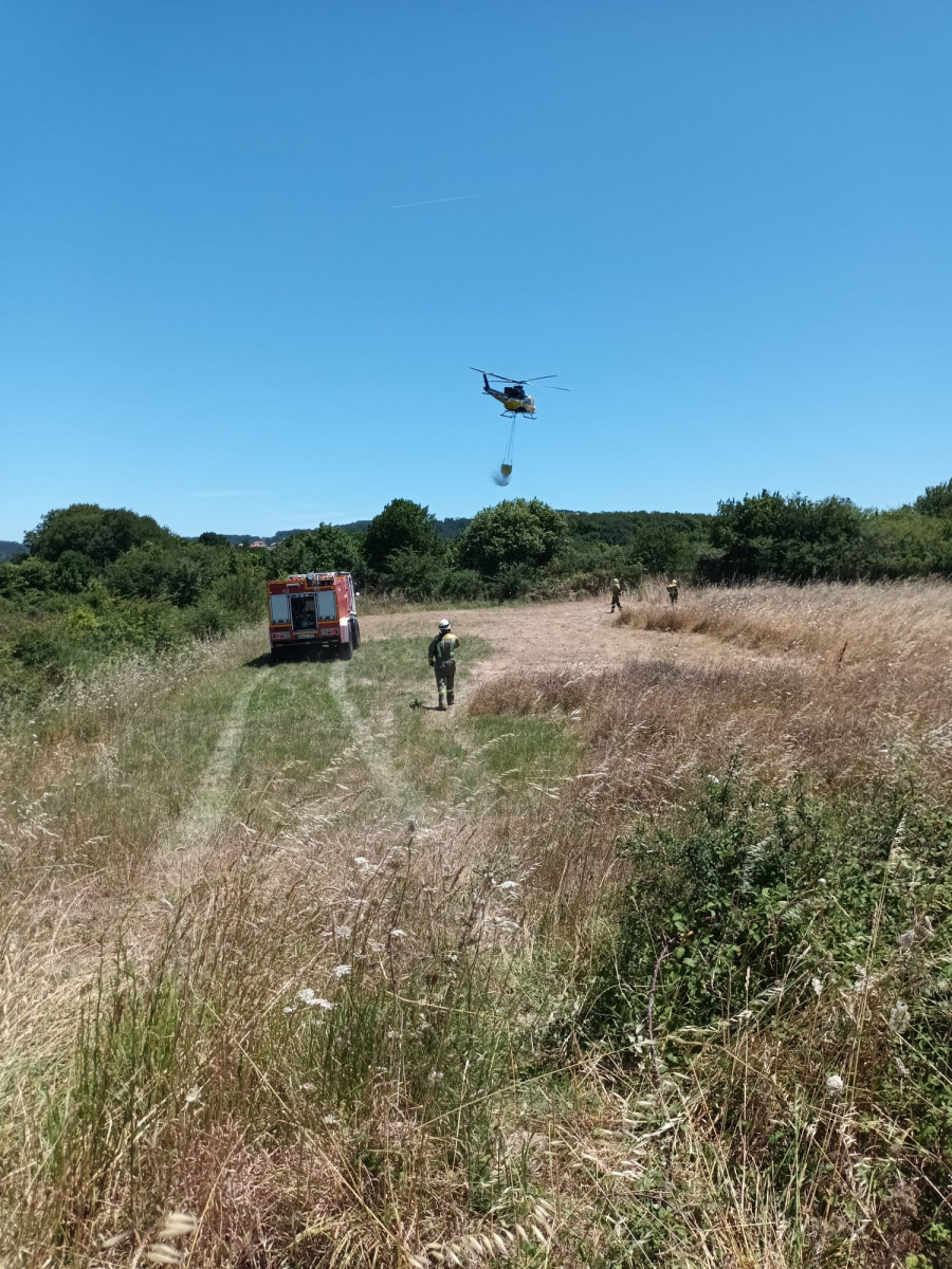 Un incendio en O Grove arrasa 5.000 metros cuadrados de monte y obliga a intervenir a un helicóptero