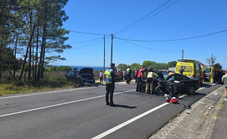 Tres heridos en una colisión entre dos vehículos en Ribeira