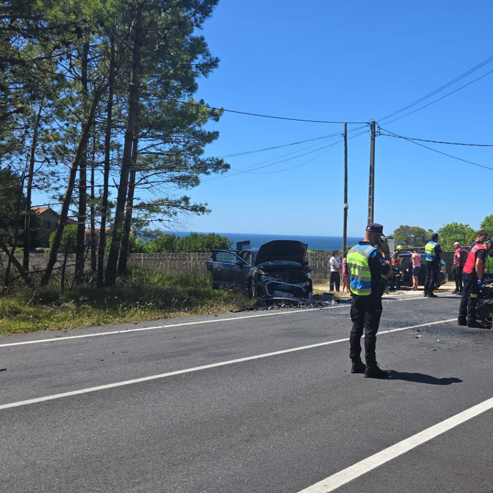 Tres heridos en una colisión entre dos vehículos en Ribeira