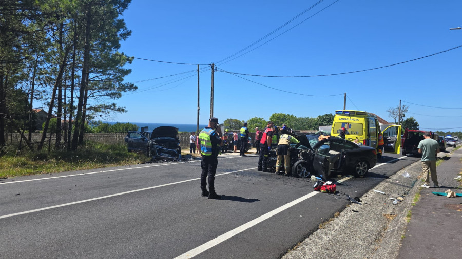 Tres heridos en una colisión entre dos vehículos en Ribeira