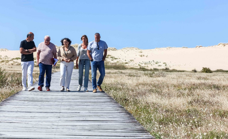 La Xunta visita Corrubedo tras aplicar su plan contra el avance del pinar en las dunas