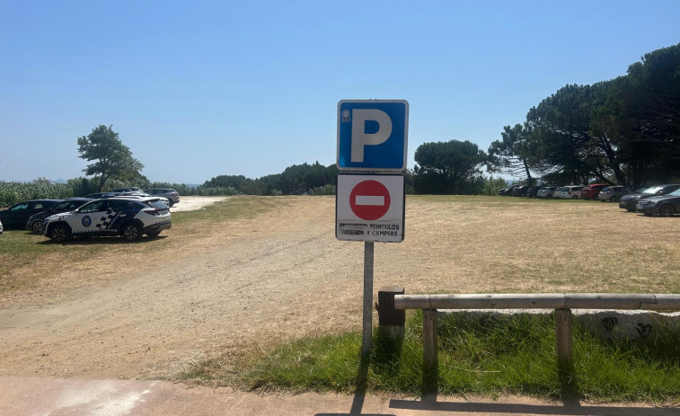 La Policía Local de Sanxenxo detecta en Montalvo a un ferronalo que retiraba una señal que prohibía el acceso a caravanas