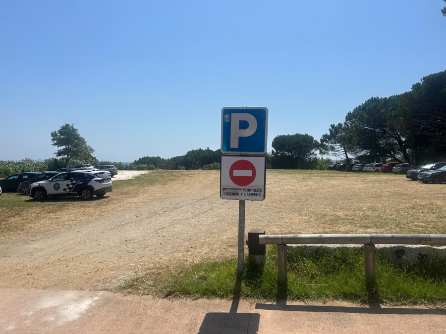 La Policía Local de Sanxenxo detecta en Montalvo a un ferronalo que retiraba una señal que prohibía el acceso a caravanas