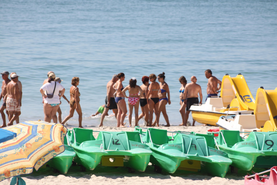 Rescatados cuatro jóvenes en pedaleta en la playa de Tanxil