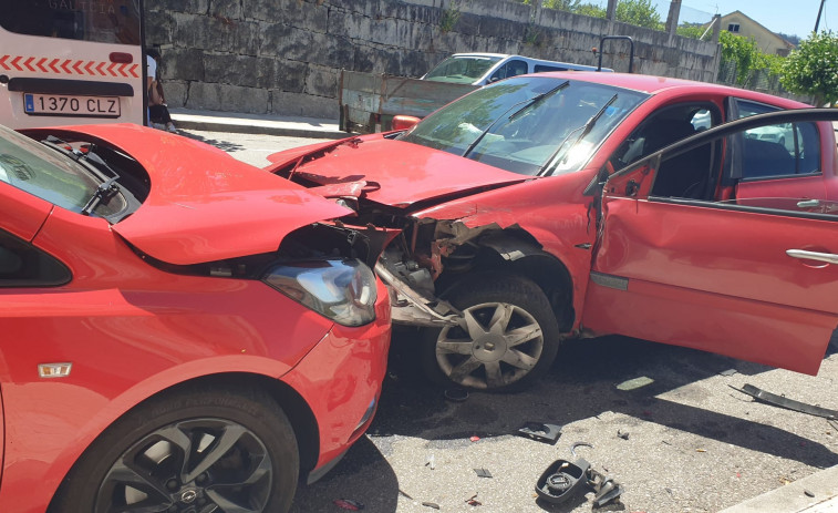 Herida una joven tras salirse de la vía en Barrantes y chocar con cuatro coches aparcados