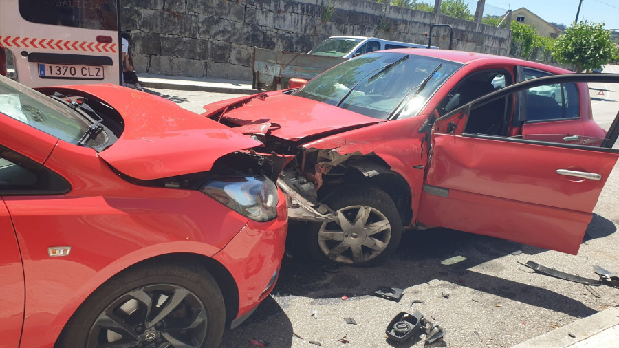 Herida una joven tras salirse de la vía en Barrantes y chocar con cuatro coches aparcados