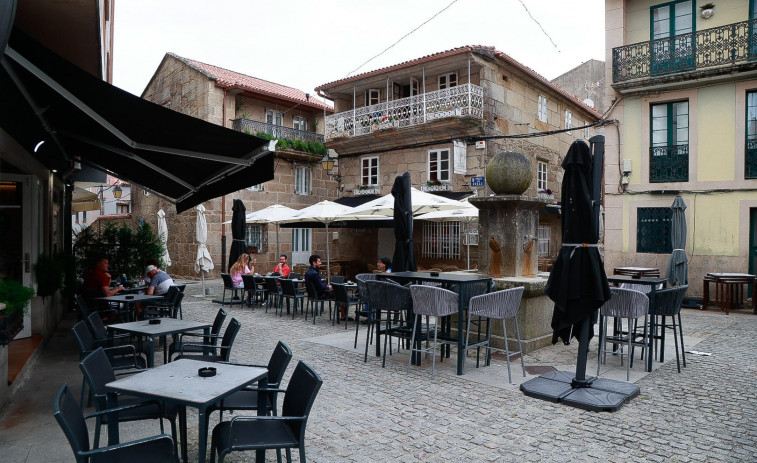 Primeras sanciones a las terrazas en Cambados: la ocupación de espacio público y el ruido, principales causas