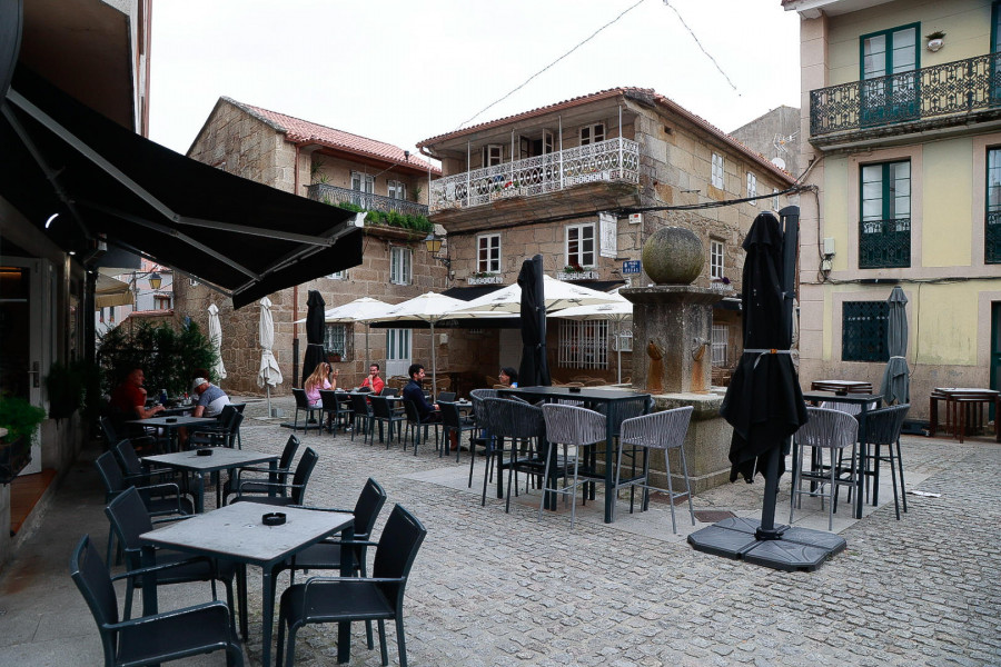 Primeras sanciones a las terrazas en Cambados: la ocupación de espacio público y el ruido, principales causas