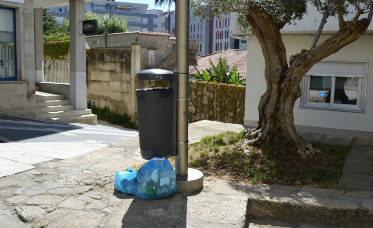 Sanxenxo analizará el interior de las bolsas de basura para identificar a quién las deja fuera del depósito