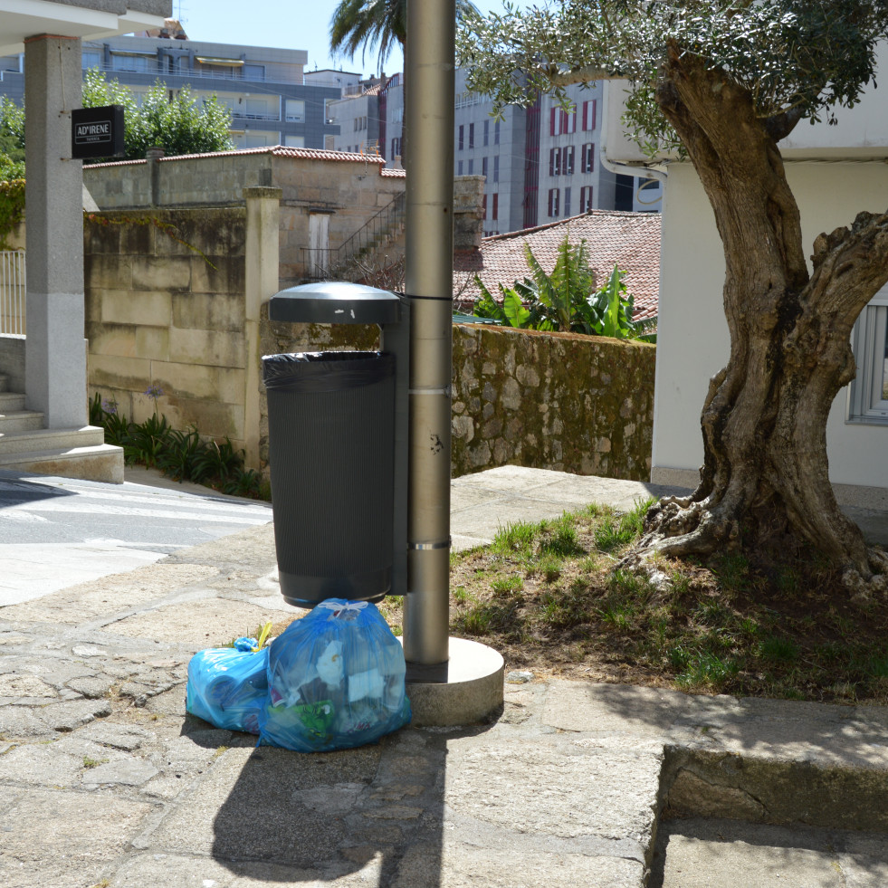 Sanxenxo analizará el interior de las bolsas de basura para identificar a quién las deja fuera del depósito