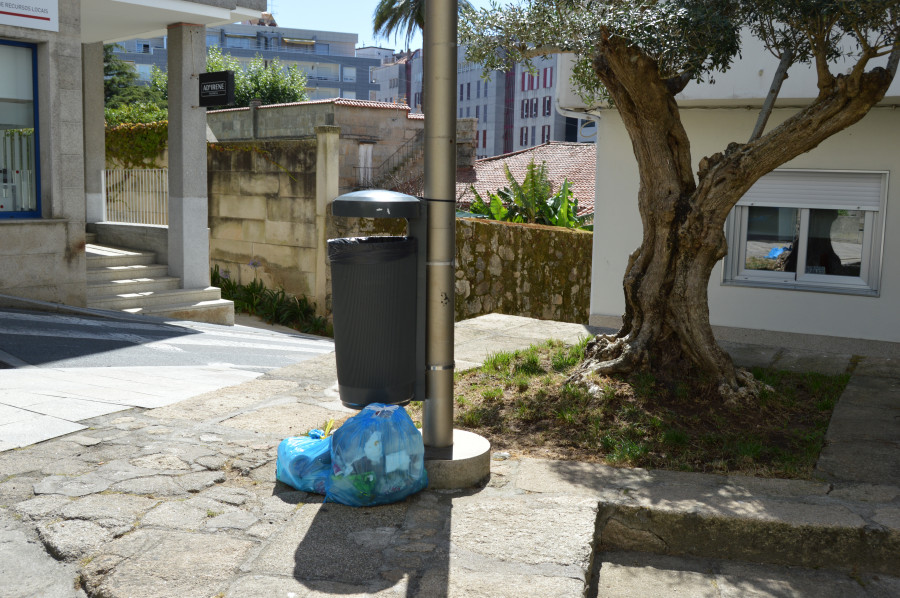 Sanxenxo analizará el interior de las bolsas de basura para identificar a quién las deja fuera del depósito