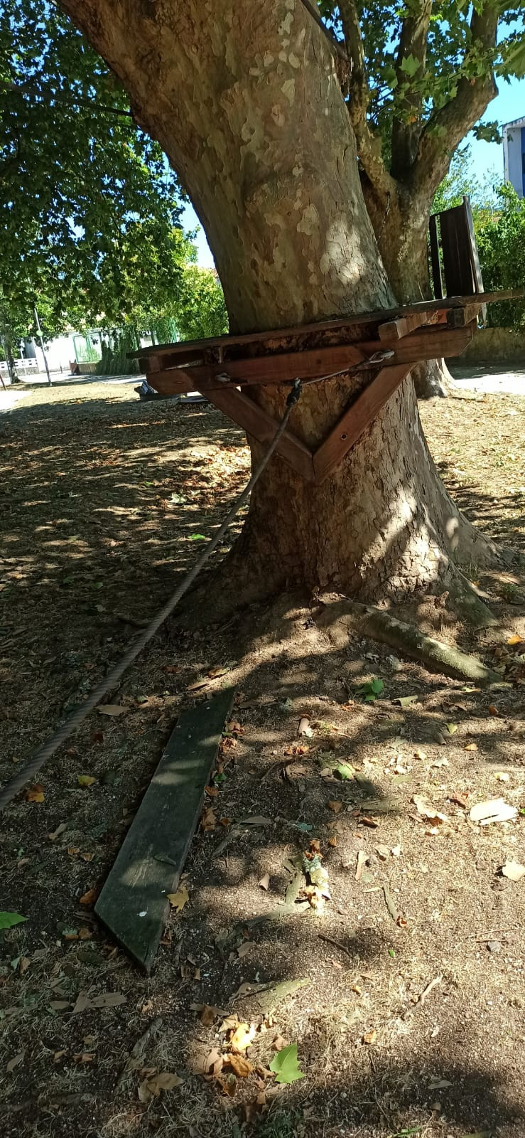 Juego roto parque