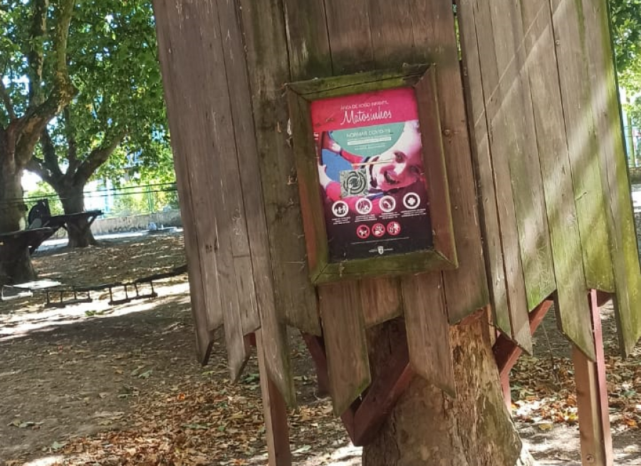 Los vecinos de Matosinhos piden limpieza y arreglos en el parque infantil, con casetas y juegos rotos