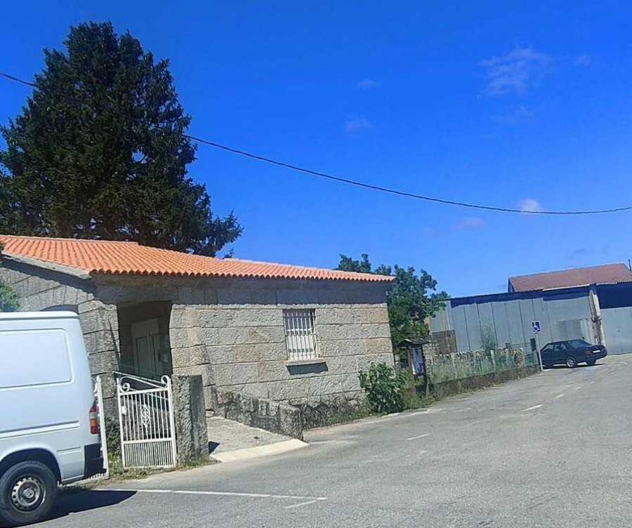 Meis destina cerca de 30.000 euros a la escuela de Paradela y pone a punto los centros educativos