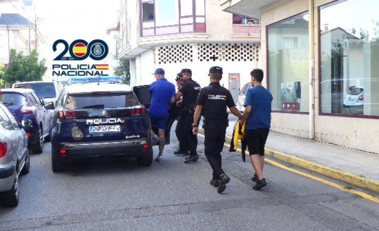 Tráfico de drogas y robo con violencia: Los delitos que se imputan a los detenidos en un narcopiso de Vilagarcía