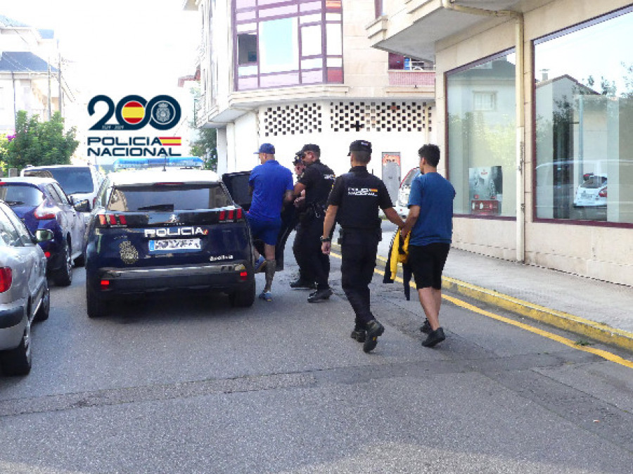 Tráfico de drogas y robo con violencia: Los delitos que se imputan a los detenidos en un narcopiso de Vilagarcía