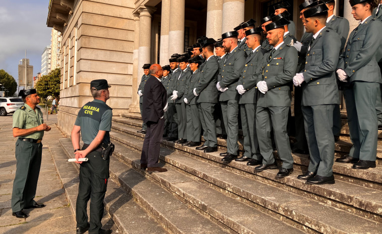 Sanxenxo recibe el refuerzo de tres guardias civiles de prácticas para finalizar su formación