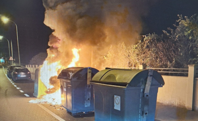 Tres contenedores calcinados de madrugada en Sanxenxo por un posible acto vandálico