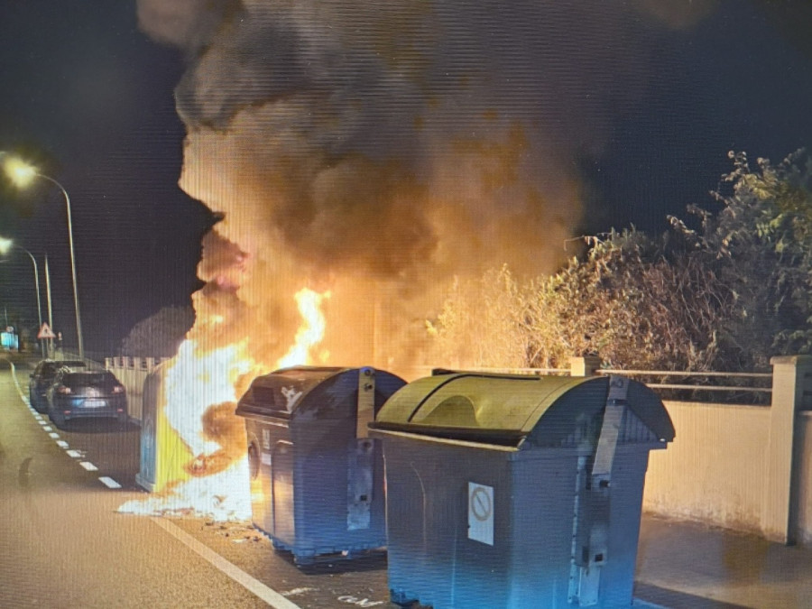 Tres contenedores calcinados de madrugada en Sanxenxo por un posible acto vandálico