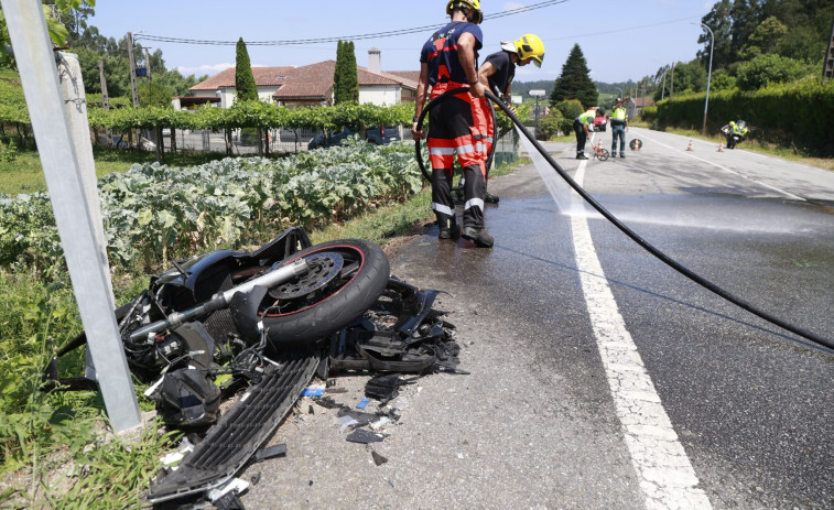 Trasladan al Montecelo a dos ocupantes de una moto tras una aparatosa colisión con un coche en Meaño