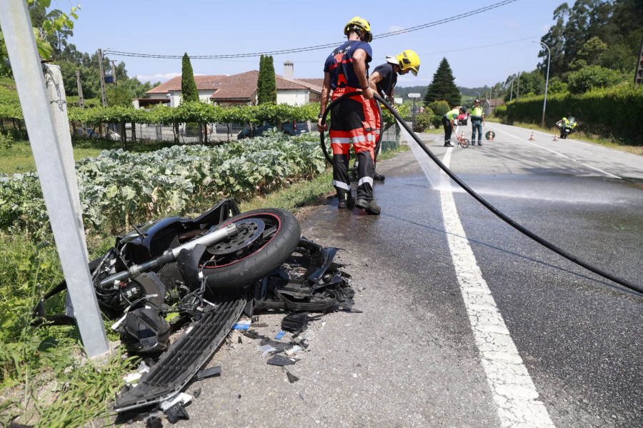 Trasladan al Montecelo a dos ocupantes de una moto tras una aparatosa colisión con un coche en Meaño