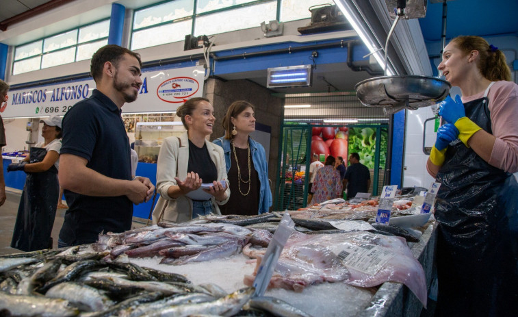 Diputados del PP animan en Portonovo a sumarse al Bono Peixe para impulsar el consumo