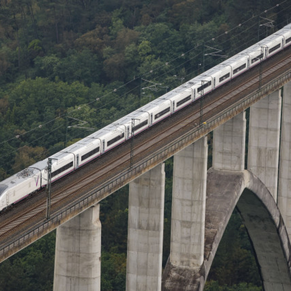 Renfe destaca o récord de viaxeiros no corredor Galicia-Castela e León-Madrid ao reordenar o servizo