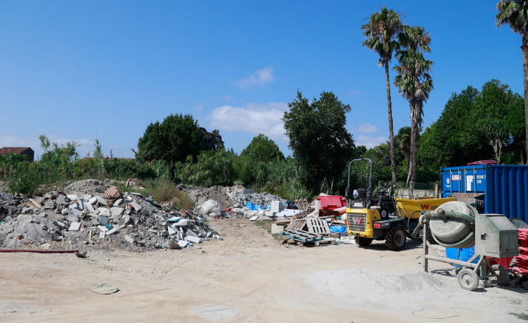 Una finca de A Pacheca se convierte en un “vertedoiro incontrolado” por las interminables obras de saneamiento
