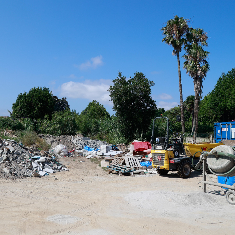 Una finca de A Pacheca se convierte en un “vertedoiro incontrolado” por las interminables obras de saneamiento