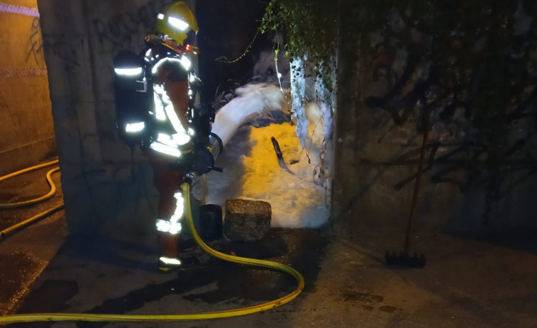 Arde de madrugada una vivienda abandonada en el centro de Vilagarcía