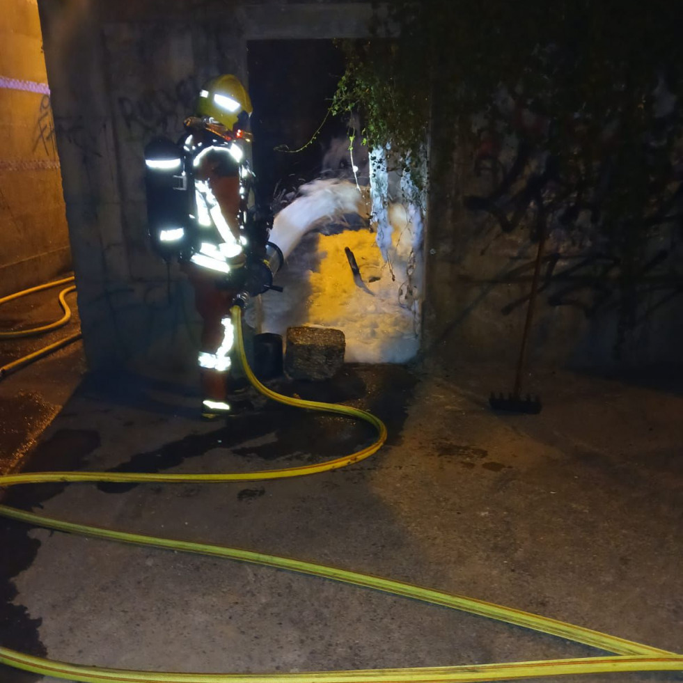 Arde de madrugada una vivienda abandonada en el centro de Vilagarcía