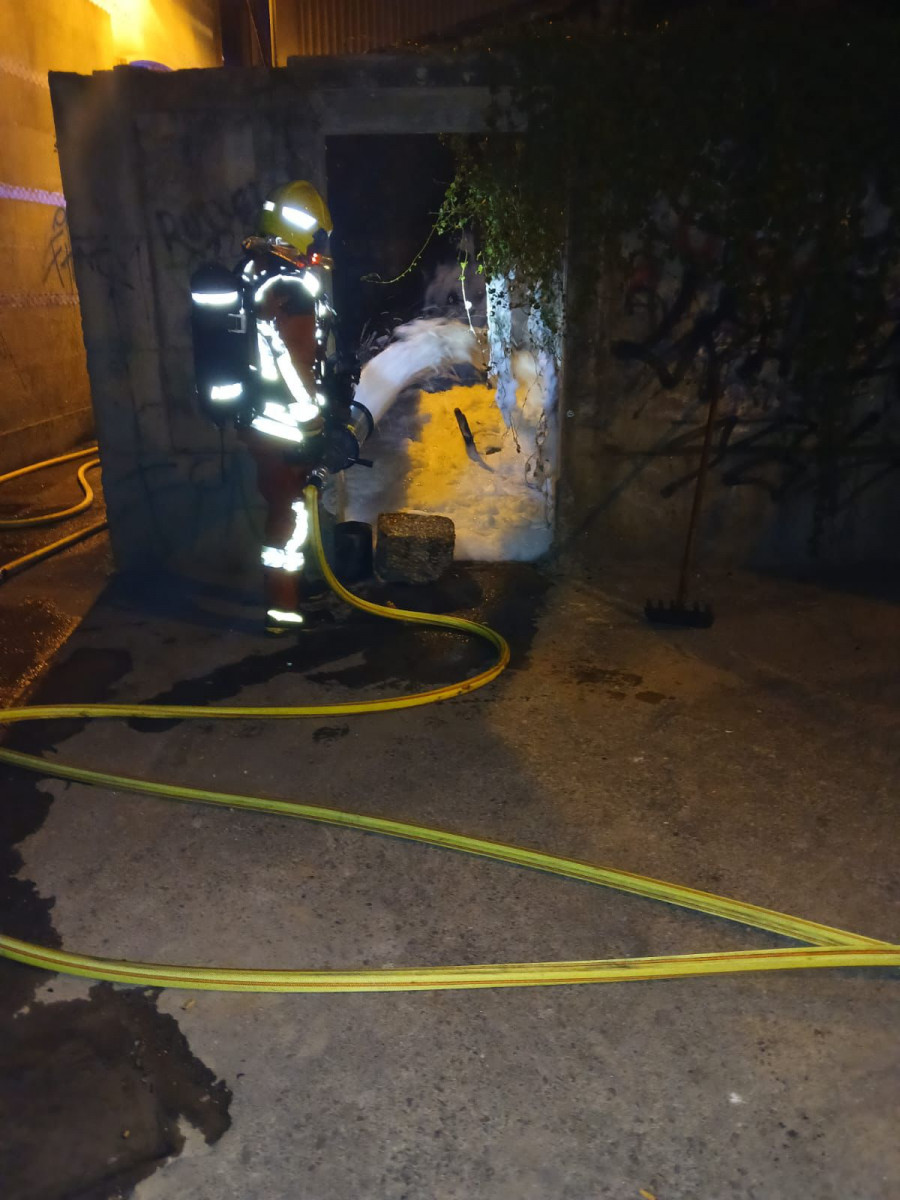 Arde de madrugada una vivienda abandonada en el centro de Vilagarcía