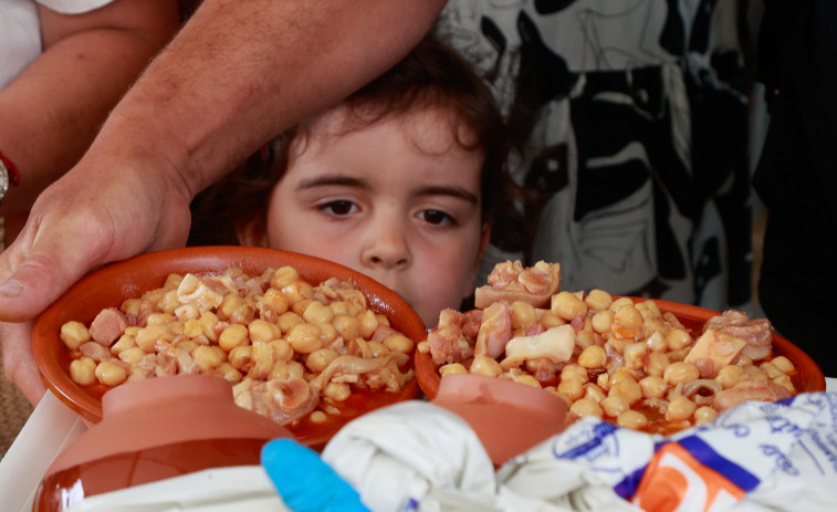 Los callos de Meis despachan unas 6.000 raciones: carpa llena y menos para llevar