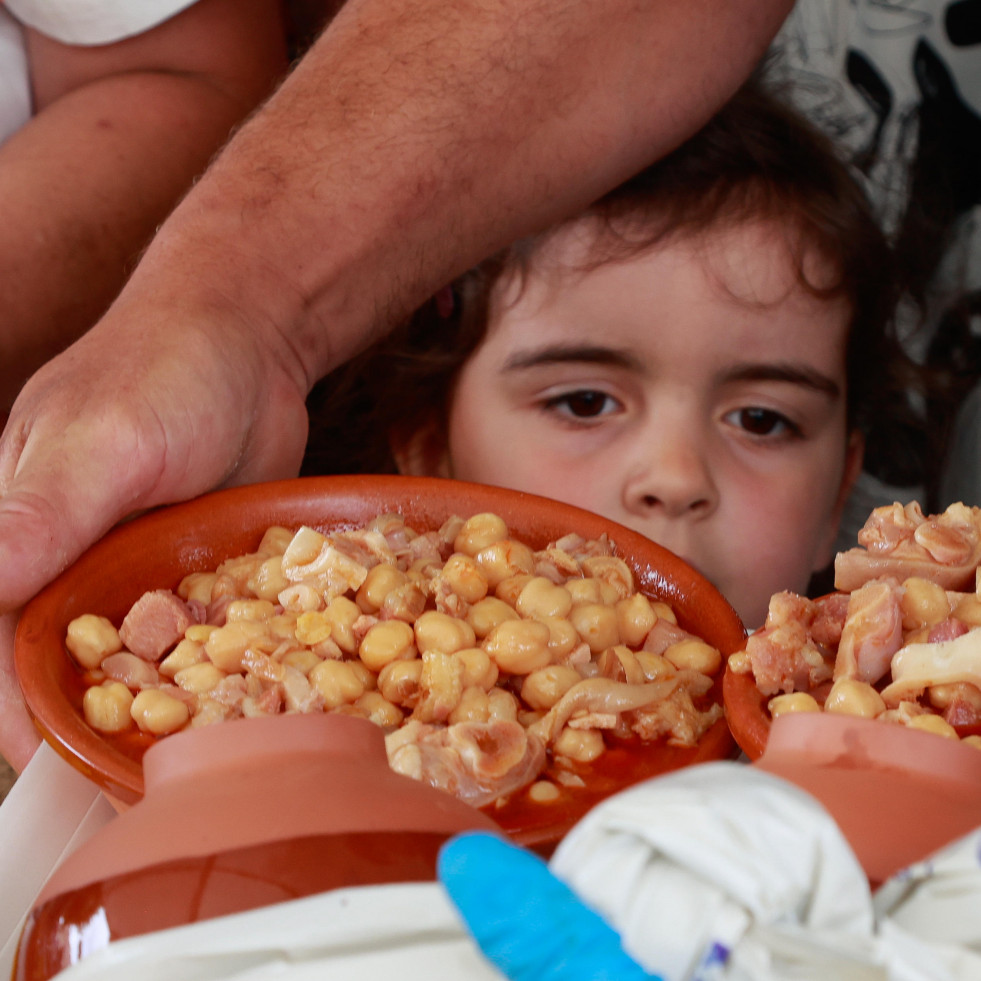 Los callos de Meis despachan unas 6.000 raciones: carpa llena y menos para llevar