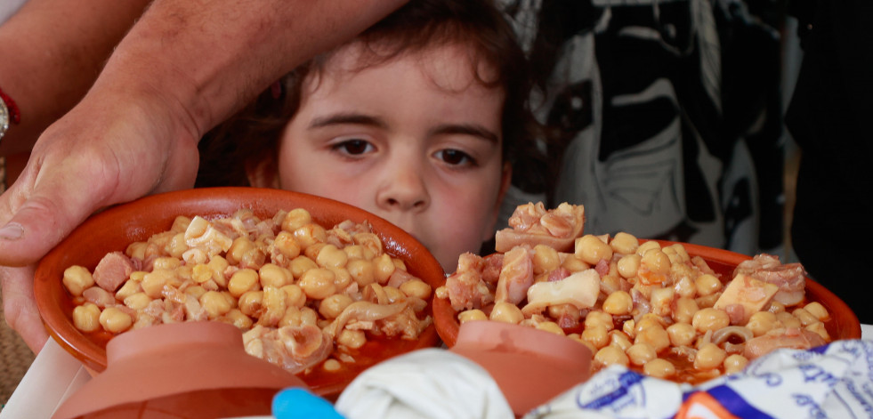 Los callos de Meis despachan unas 6.000 raciones: carpa llena y menos para llevar
