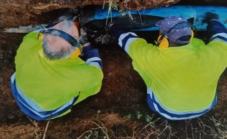 Denuncia que unas obras en su finca sin su permiso acabaron con la tubería de agua de A Toxa rota