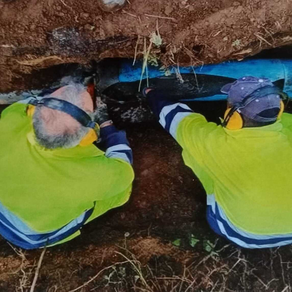 Denuncia que unas obras en su finca sin su permiso acabaron con la tubería de agua de A Toxa rota