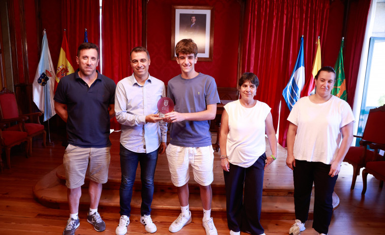 Vilagarcía homenajea a Bruno Gómez, joven promesa del balomano gallego